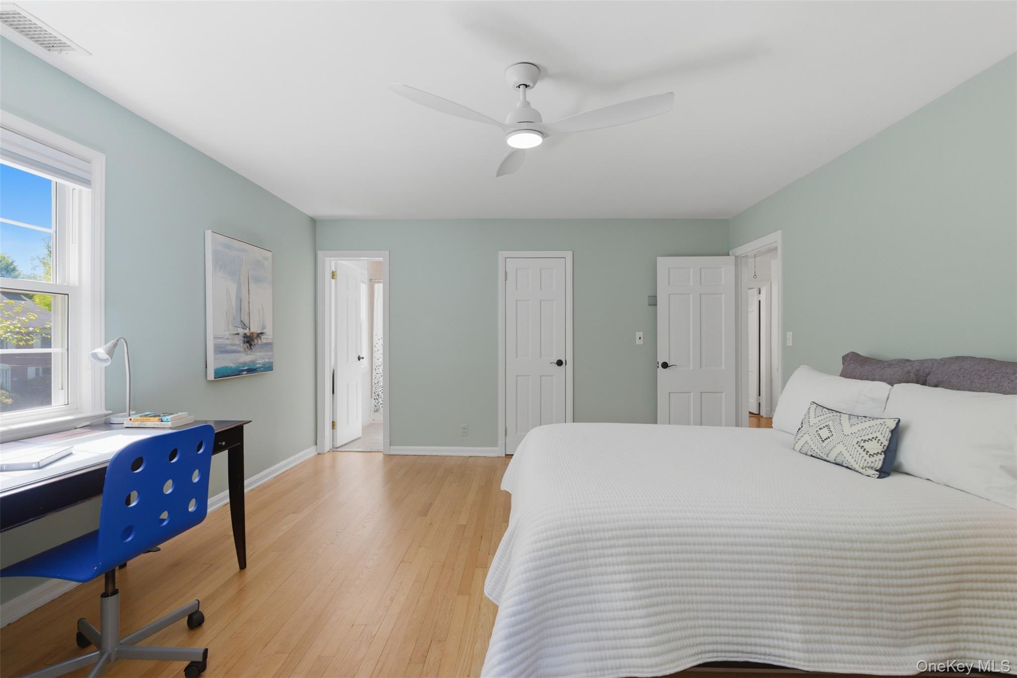 136 Devonshire Road Larchmont, NY 10538 - Photo 20 of 34 a spacious bedroom with a bed and a desk