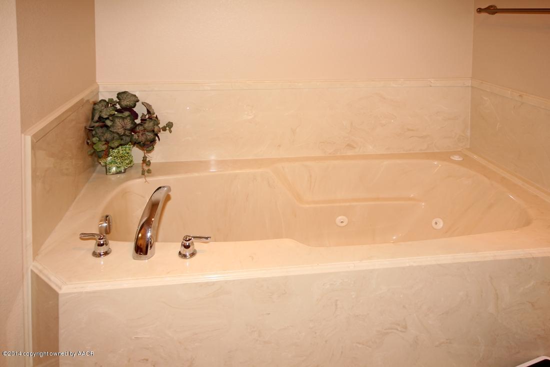 6101 Bushland Road Amarillo, TX 79119 - Photo 21 of 50 Master Bathtub
