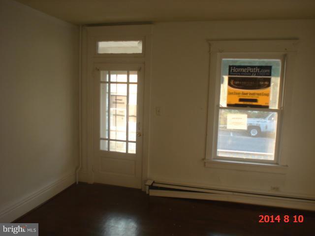 427 Ridge Avenue Hagerstown, MD 21740 - Photo 5 of 15 Living Room