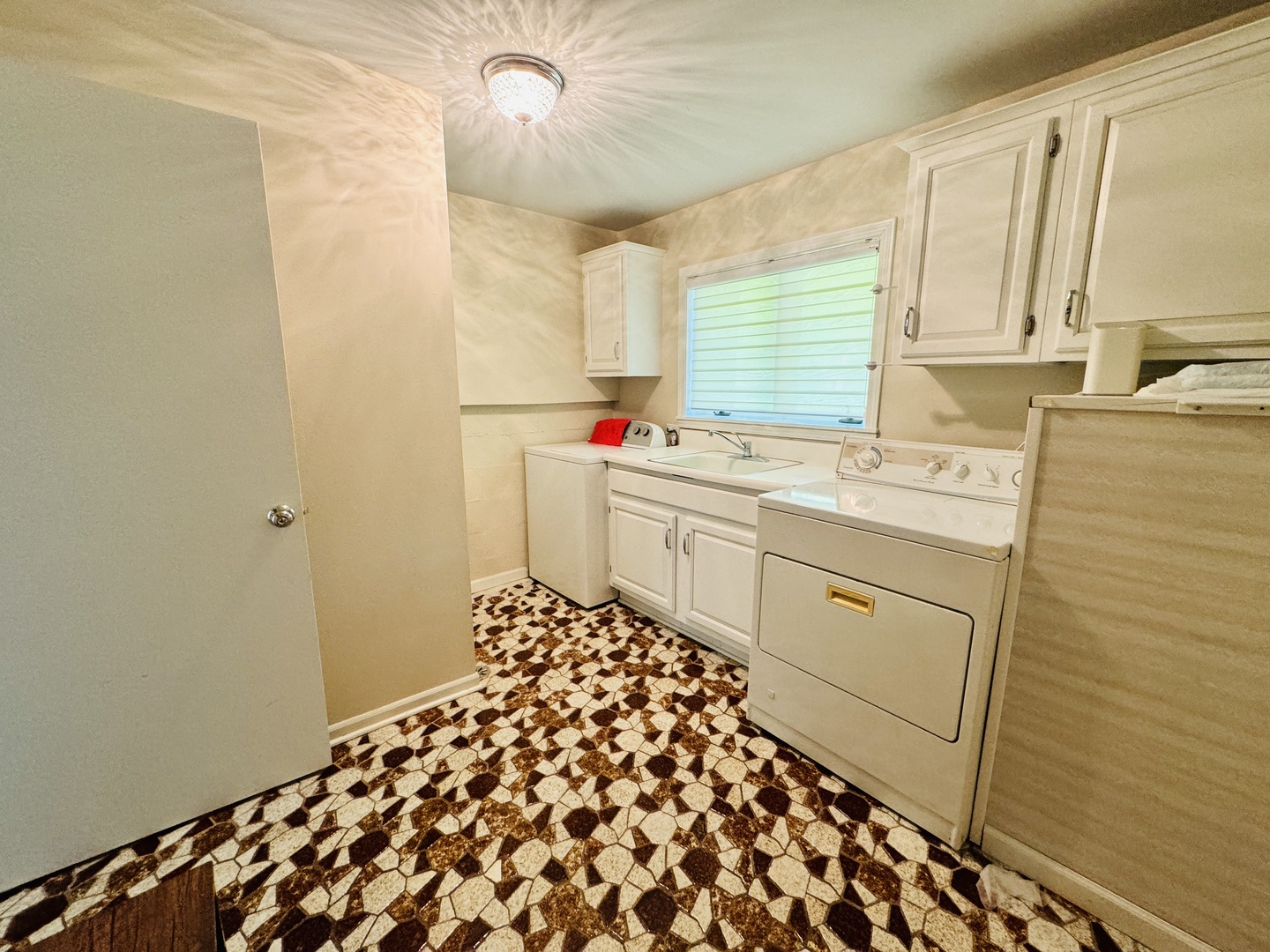 4279 Hilltop Road Long Grove, IL 60047 - Photo 17 of 21 a room with a sink and a window