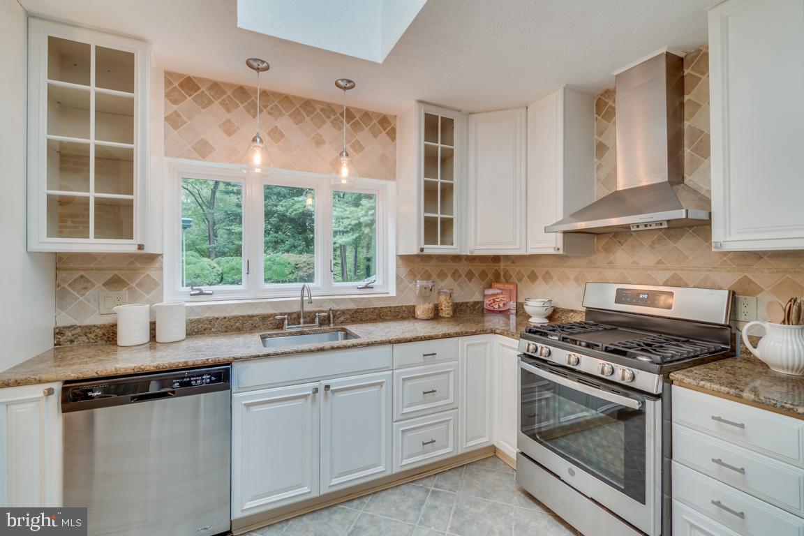 7223 Tanager Street Springfield, VA 22150 - Photo 8 of 25 Kitchen Stainless appliance package