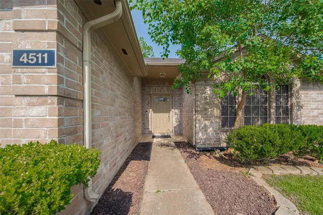 a view of a pathway with a house