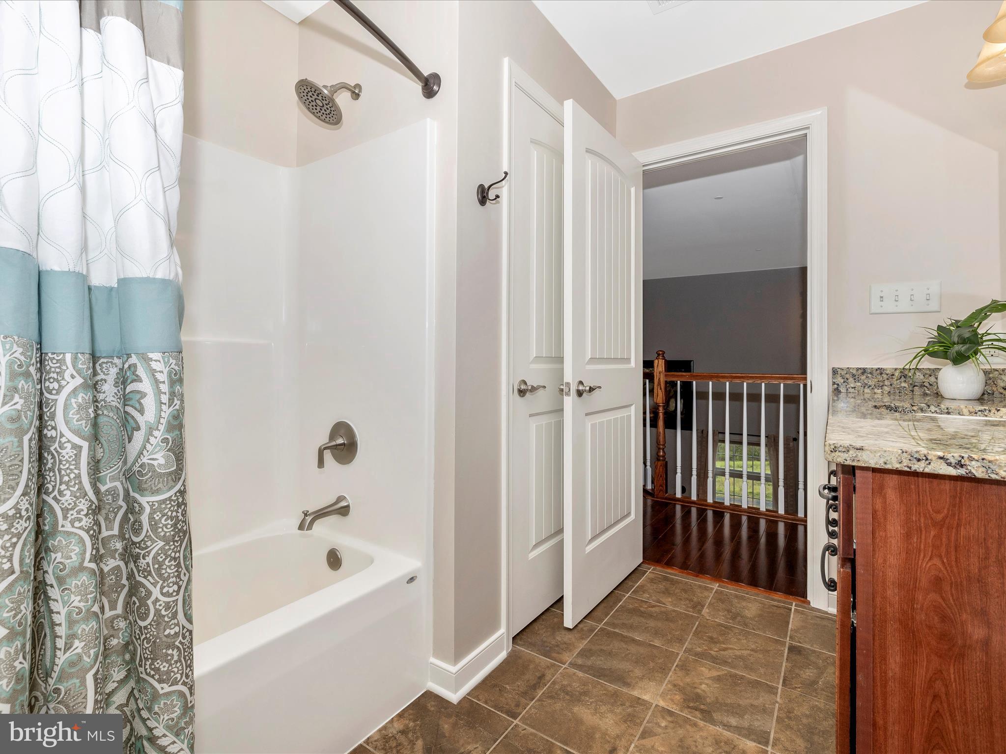 6719 Plantation Road Frederick, MD 21701 - Photo 36 of 74 Full hallway bath