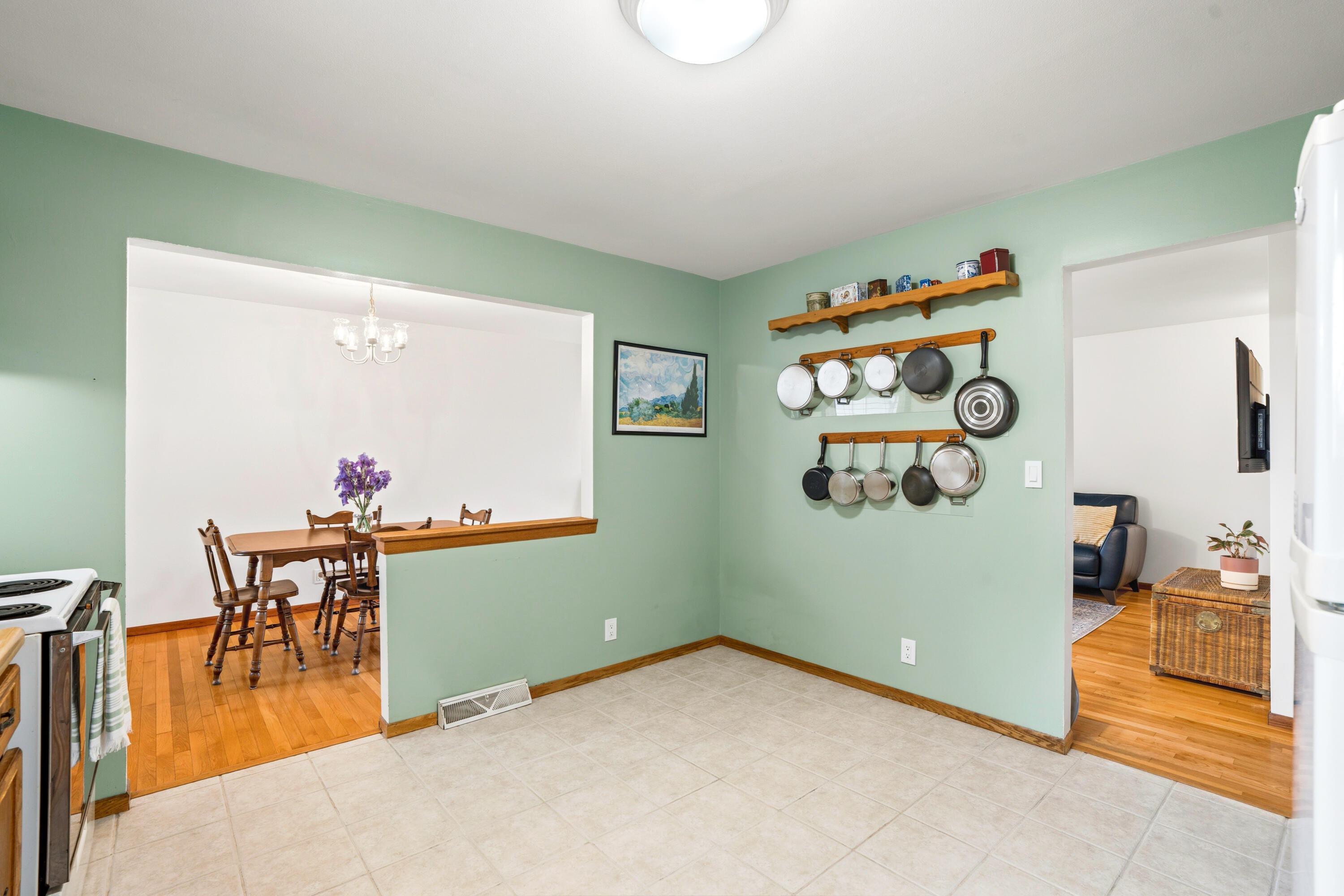 2725 Red Maple Court Caledonia, WI 53402 - Photo 11 of 26 Table Space