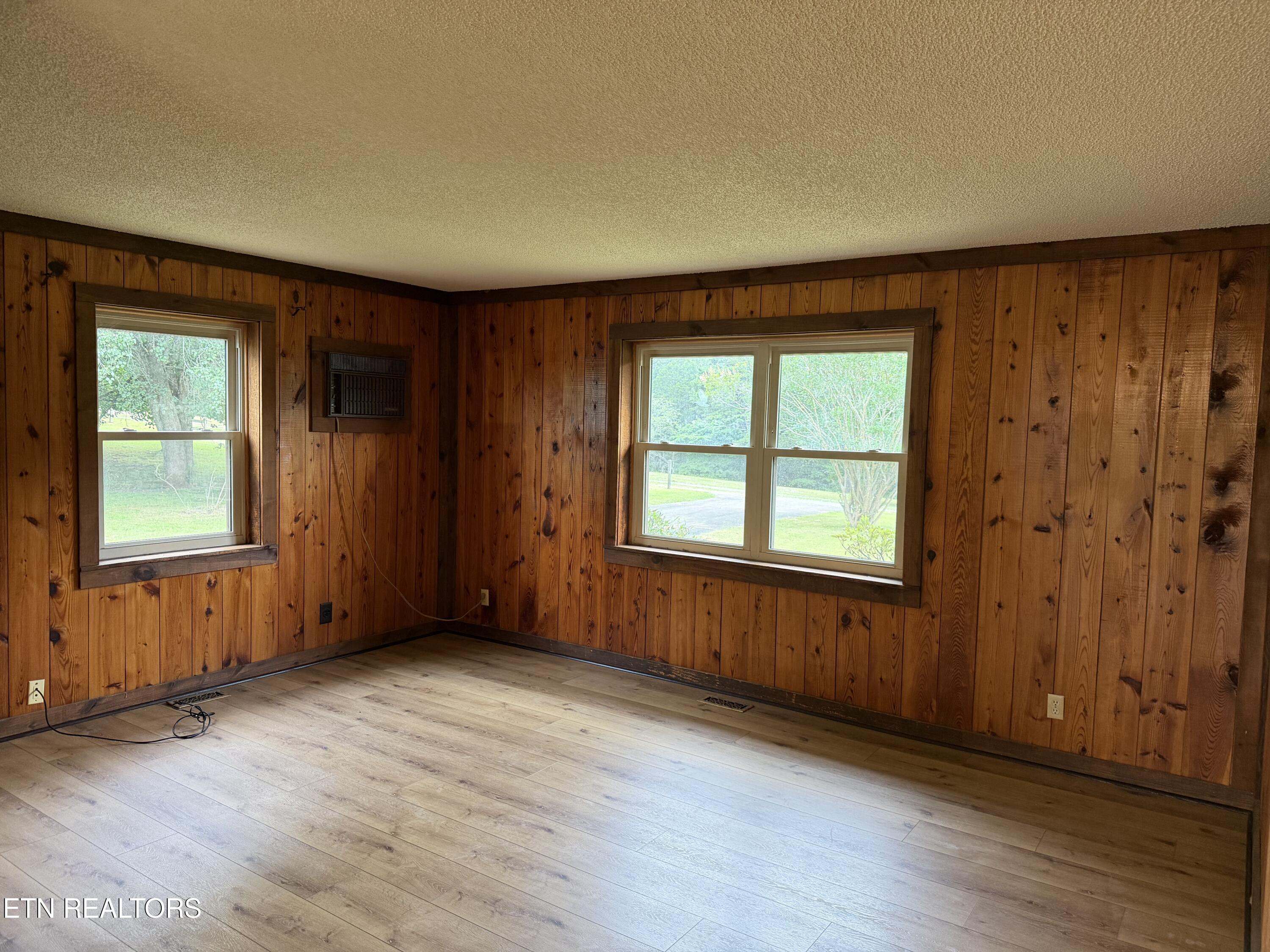 152 Morris Road Kingston, TN 37763 - Photo 5 of 20 Living Room