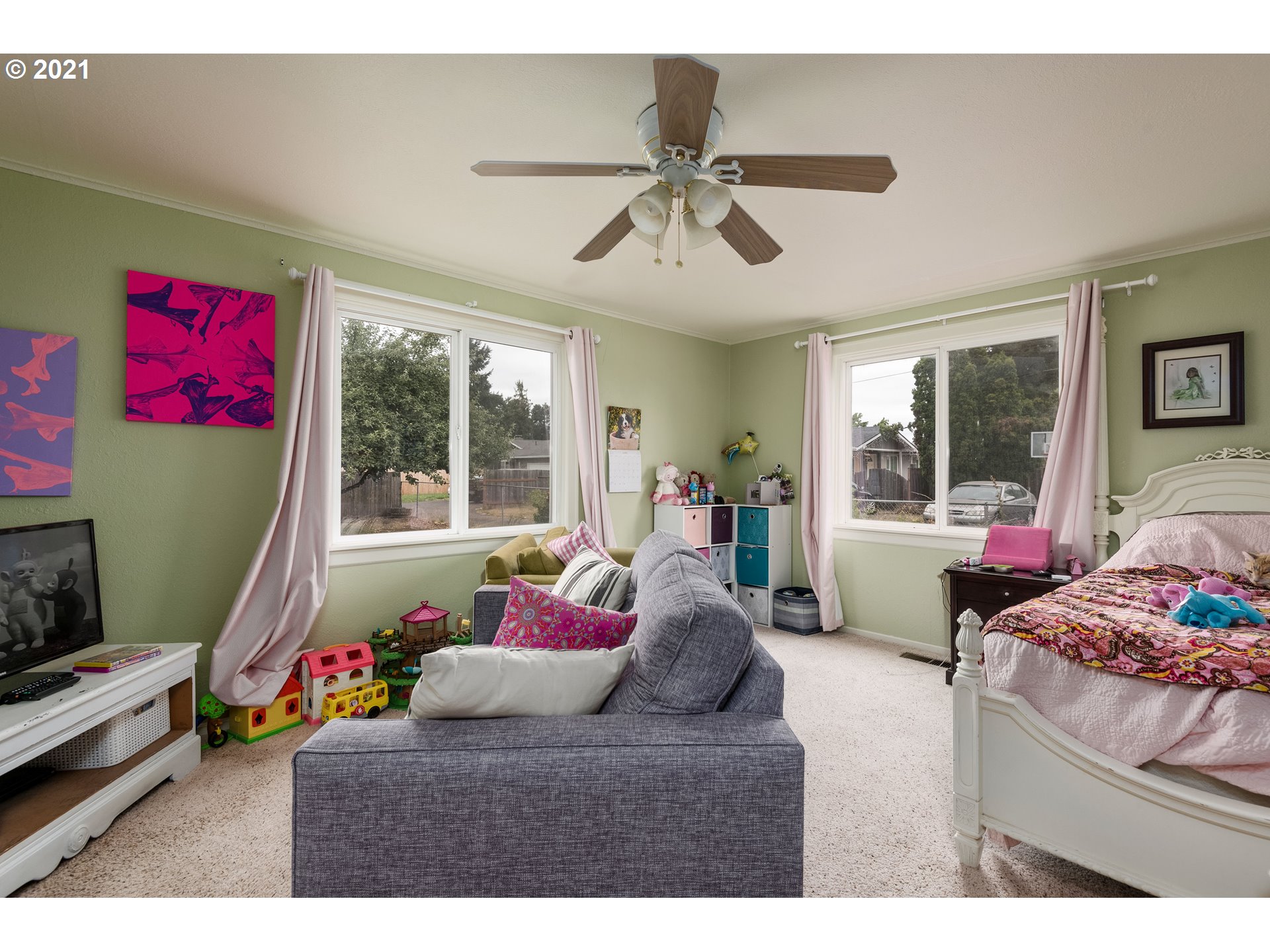 4954 E Street Springfield, OR 97478 - Photo 18 of 23 a living room with furniture and a large window