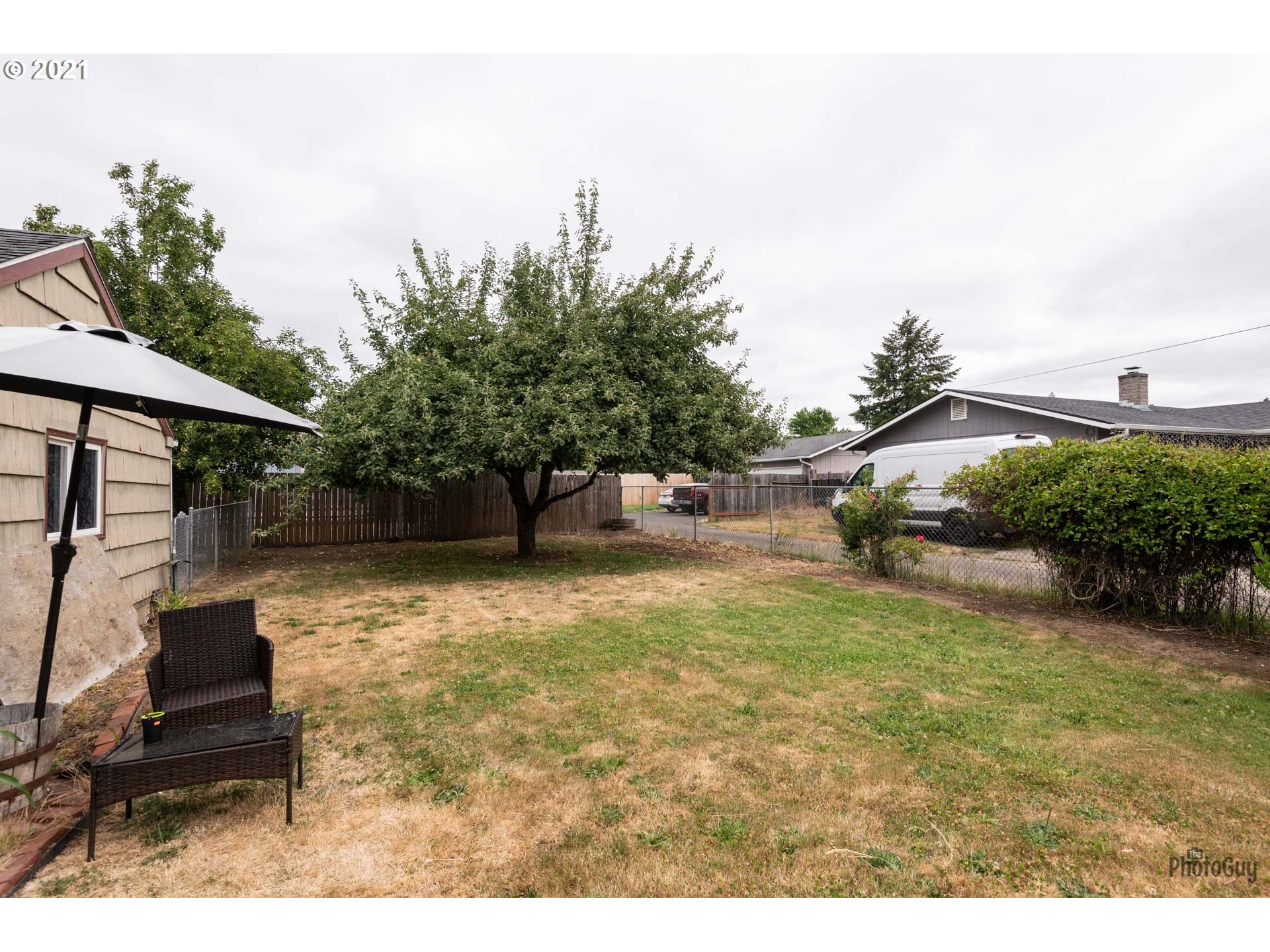 4954 E Street Springfield, OR 97478 - Photo 6 of 23 a backyard of a house with lots of green space