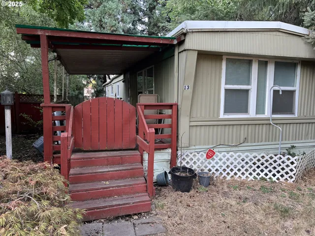 a view of a back yard of the house