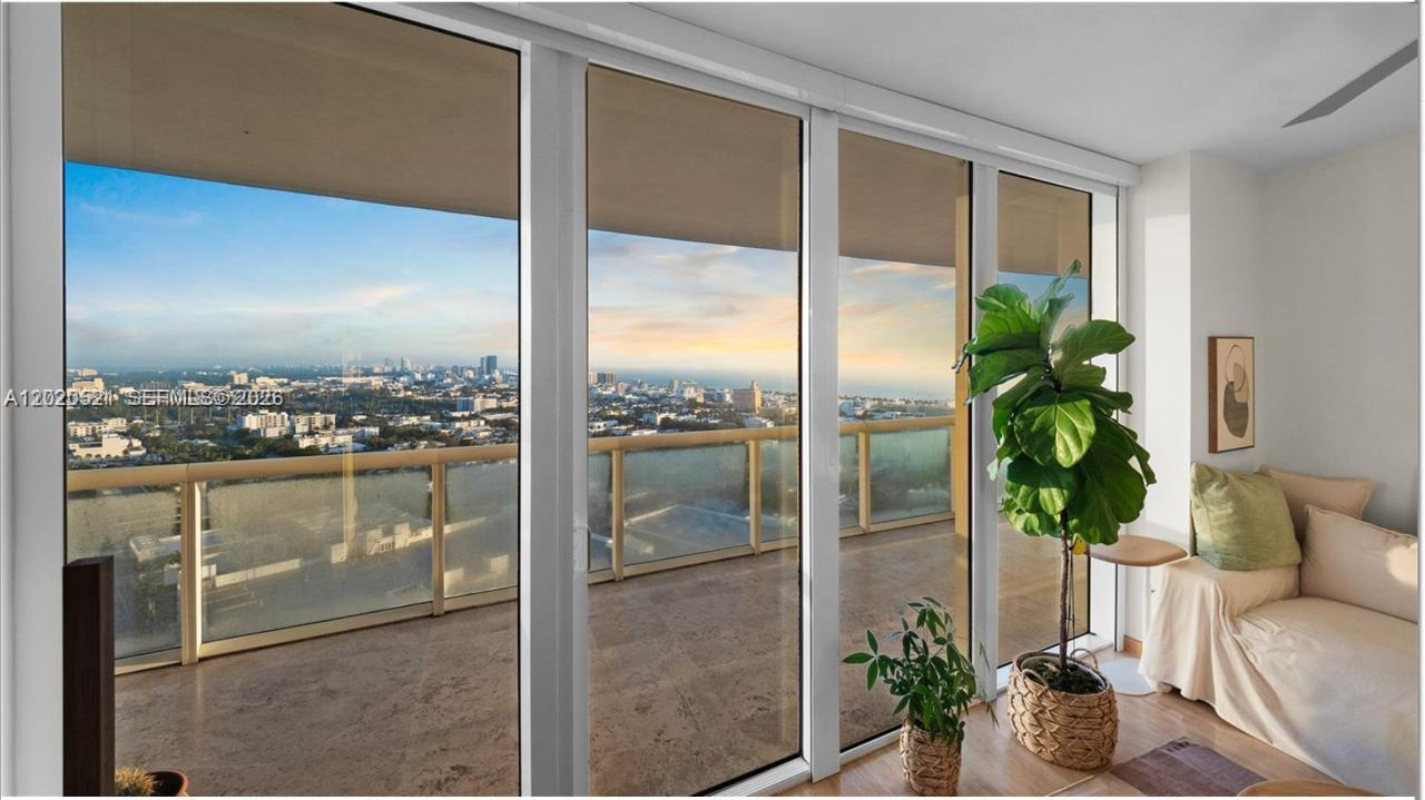 450 Alton Road, Unit 2810 Miami Beach, FL 33139 - Photo 8 of 38