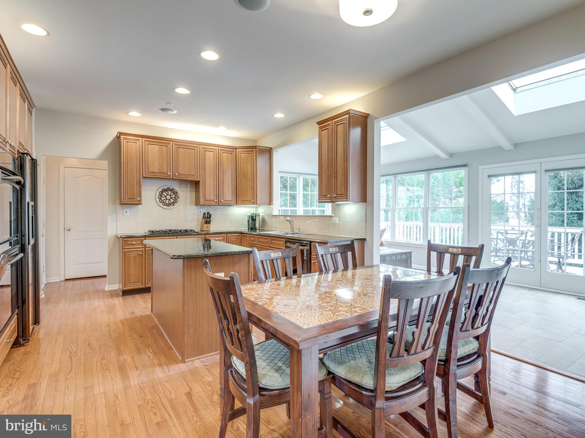 22612 Conklin Ridge Court Ashburn, VA 20148 - Photo 9 of 30 Eat-in Kitchen