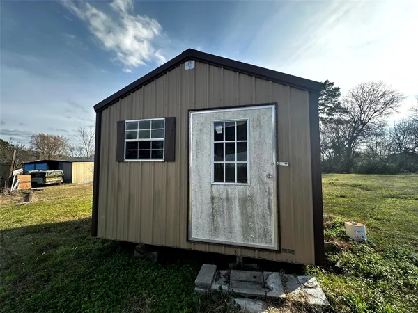 a view of a house with backyard