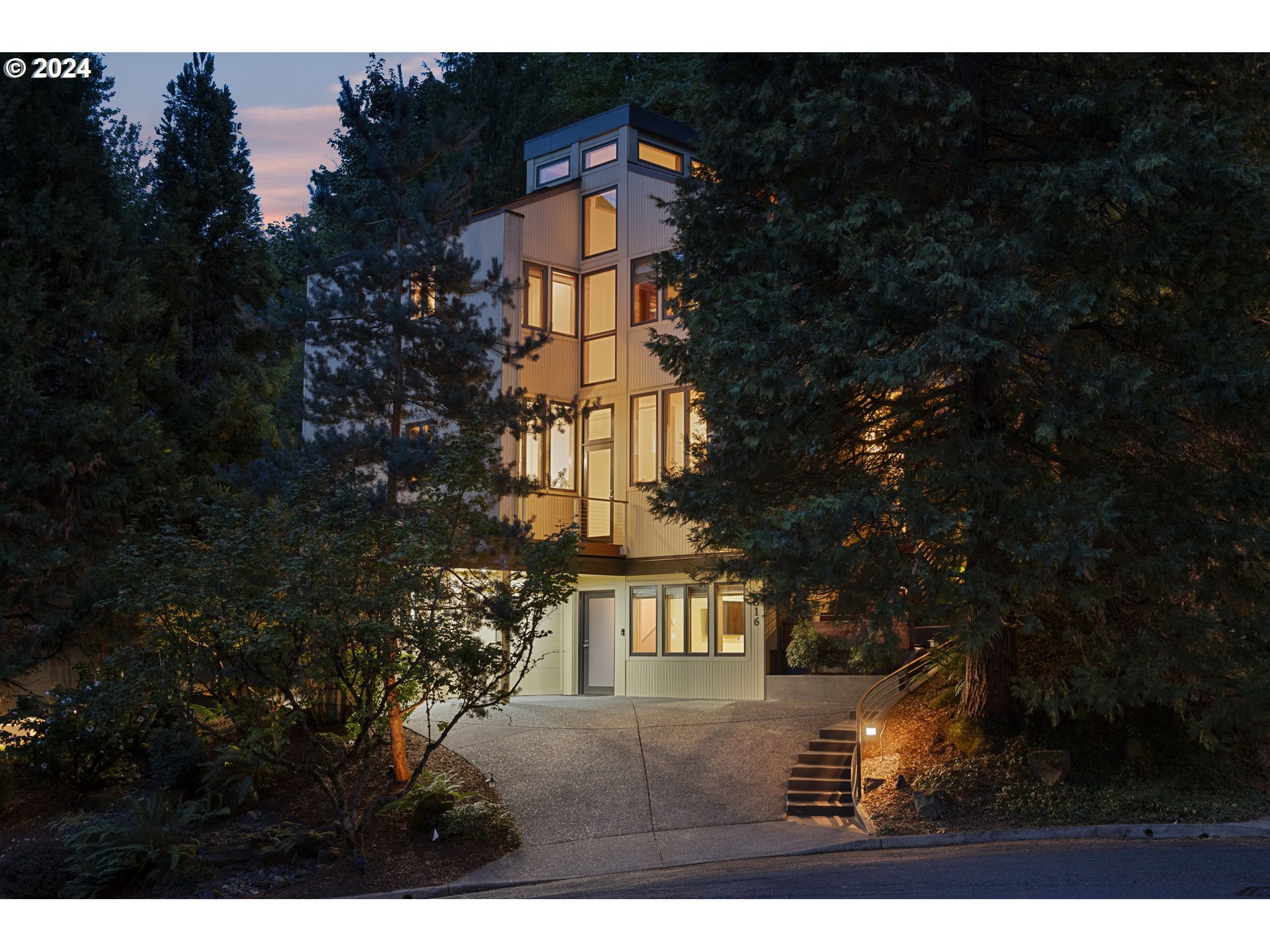 816 Southwest Terwilliger Place Portland, OR 97239 - Photo 1 of 41 Gallery Image 1
