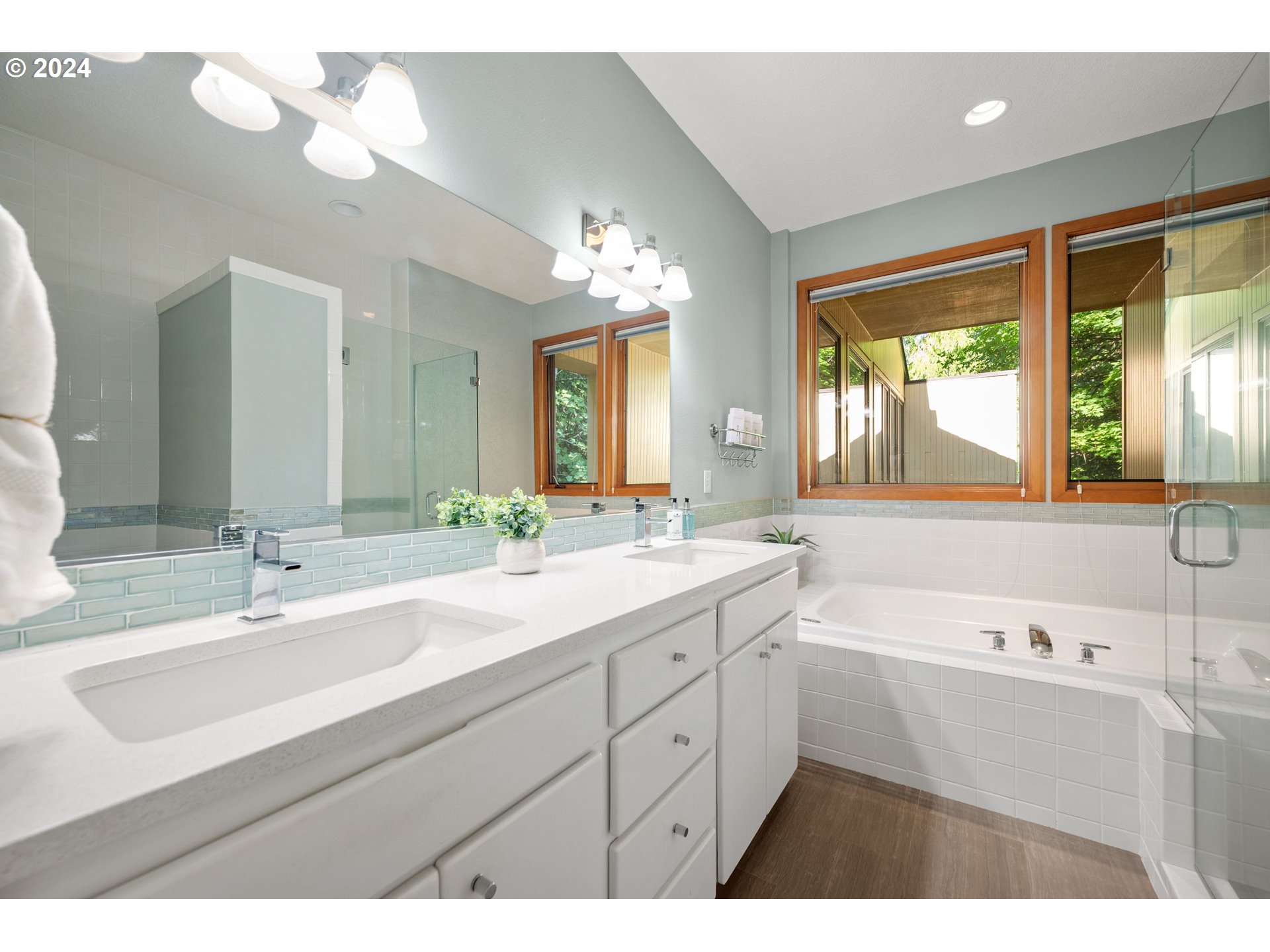 816 Southwest Terwilliger Place Portland, OR 97239 - Photo 24 of 41 Bathroom