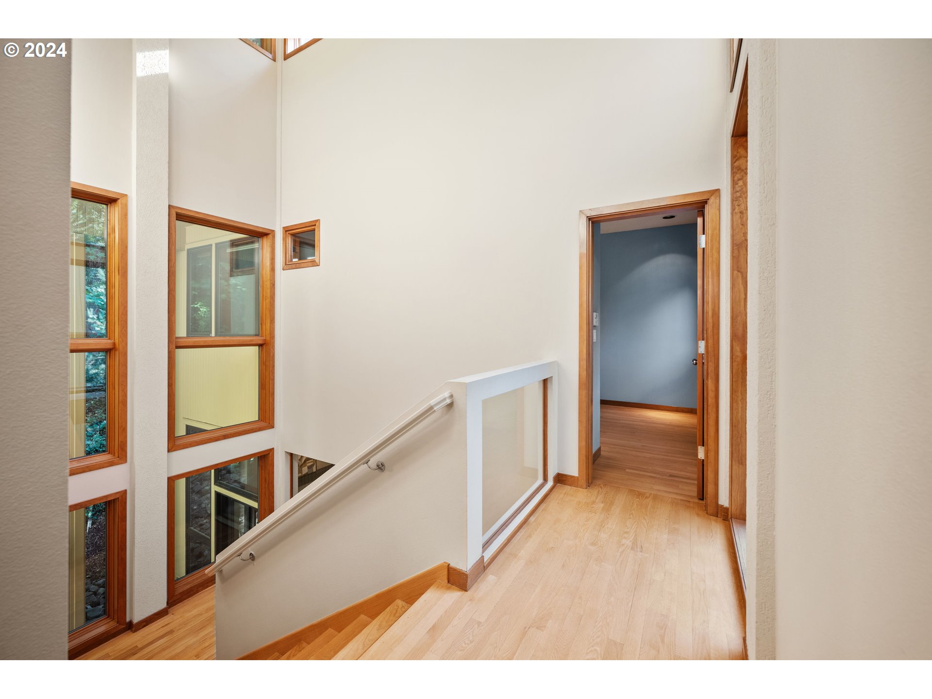 816 Southwest Terwilliger Place Portland, OR 97239 - Photo 26 of 41 Hallway