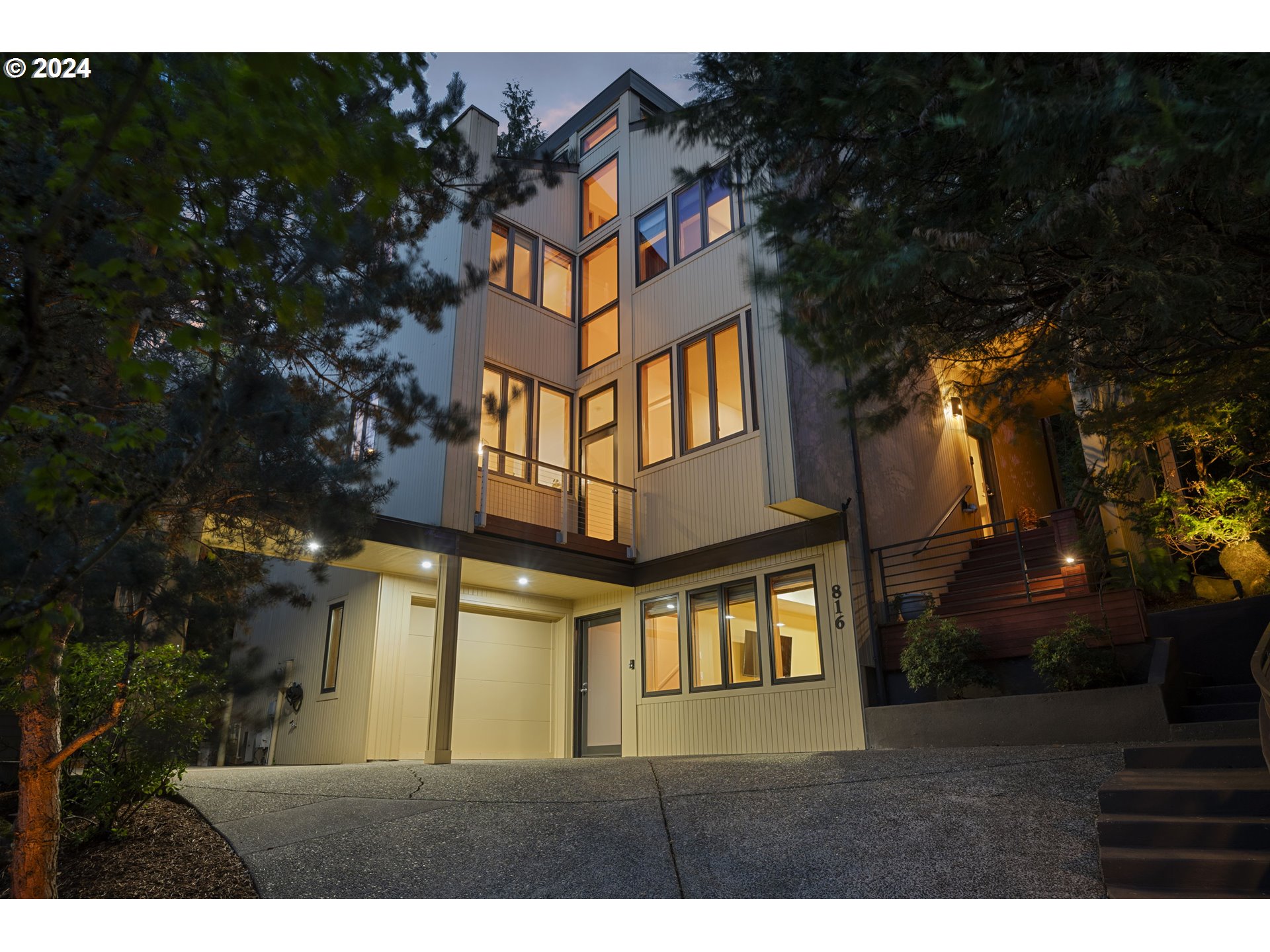 816 Southwest Terwilliger Place Portland, OR 97239 - Photo 3 of 41 Gallery Image 3