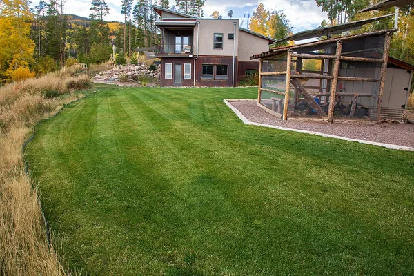 a view of a house with a backyard