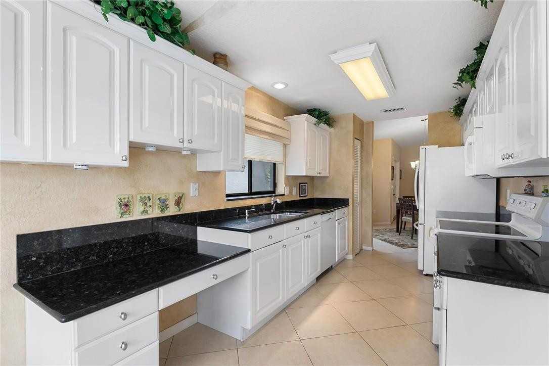 10216 Sunset Bend Drive Boca Raton, FL 33428 - Photo 10 of 24 Kitchen