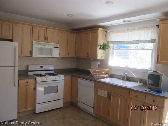 3151 St Clair Drive Rochester, MI 48309 - Photo 3 of 15 Kitchen 2.JPG