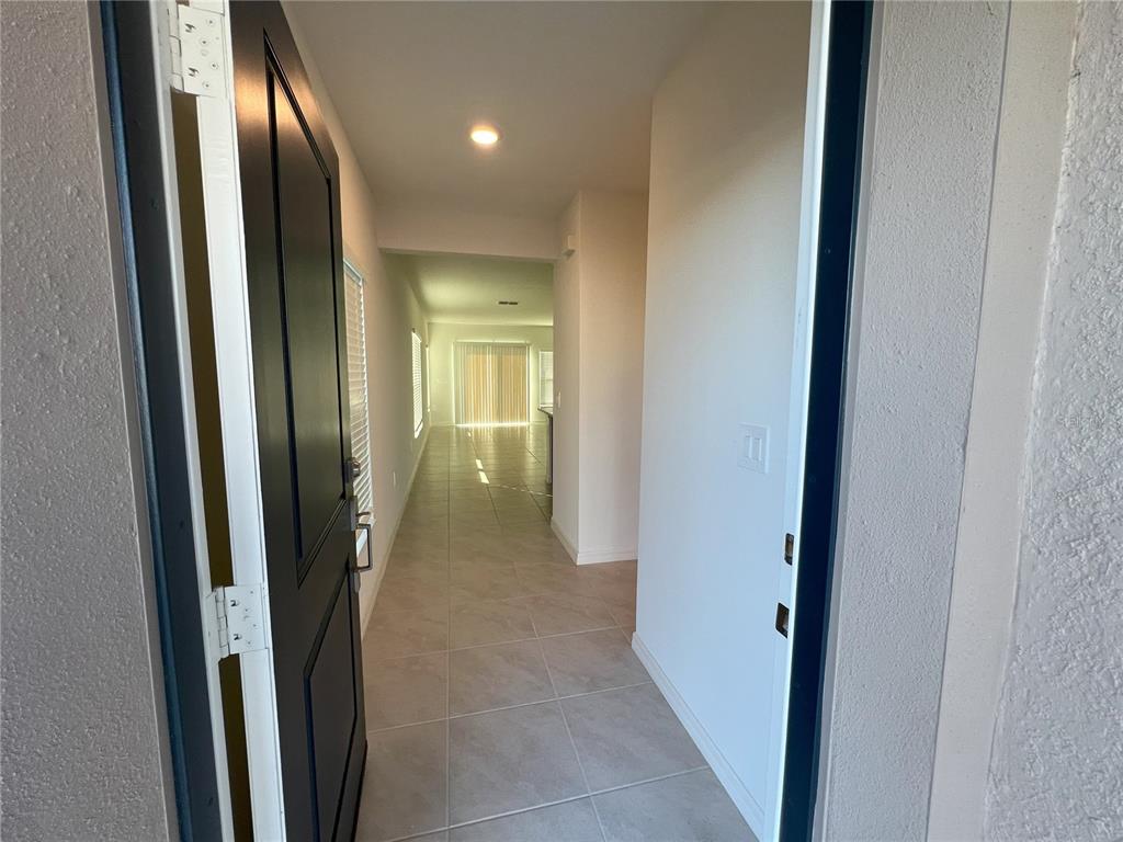758 Stoney Point Circle Davenport, FL 33896 - Photo 3 of 42 a view of hallway with shower