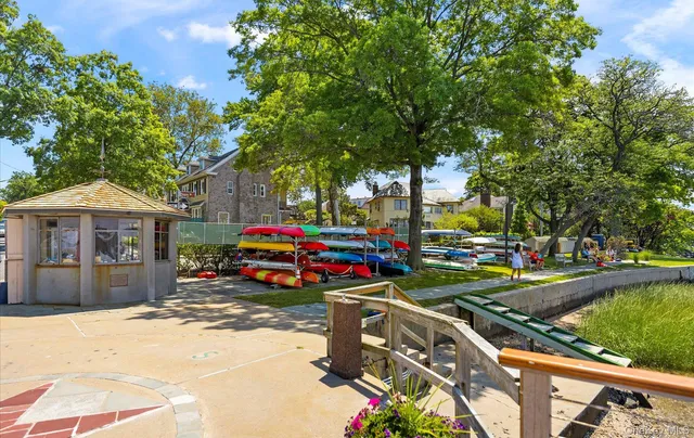 $425,000 | 42-30 Douglaston Parkway, Unit 5N | Douglaston