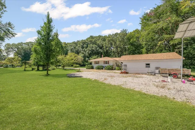 a view of a house with a yard