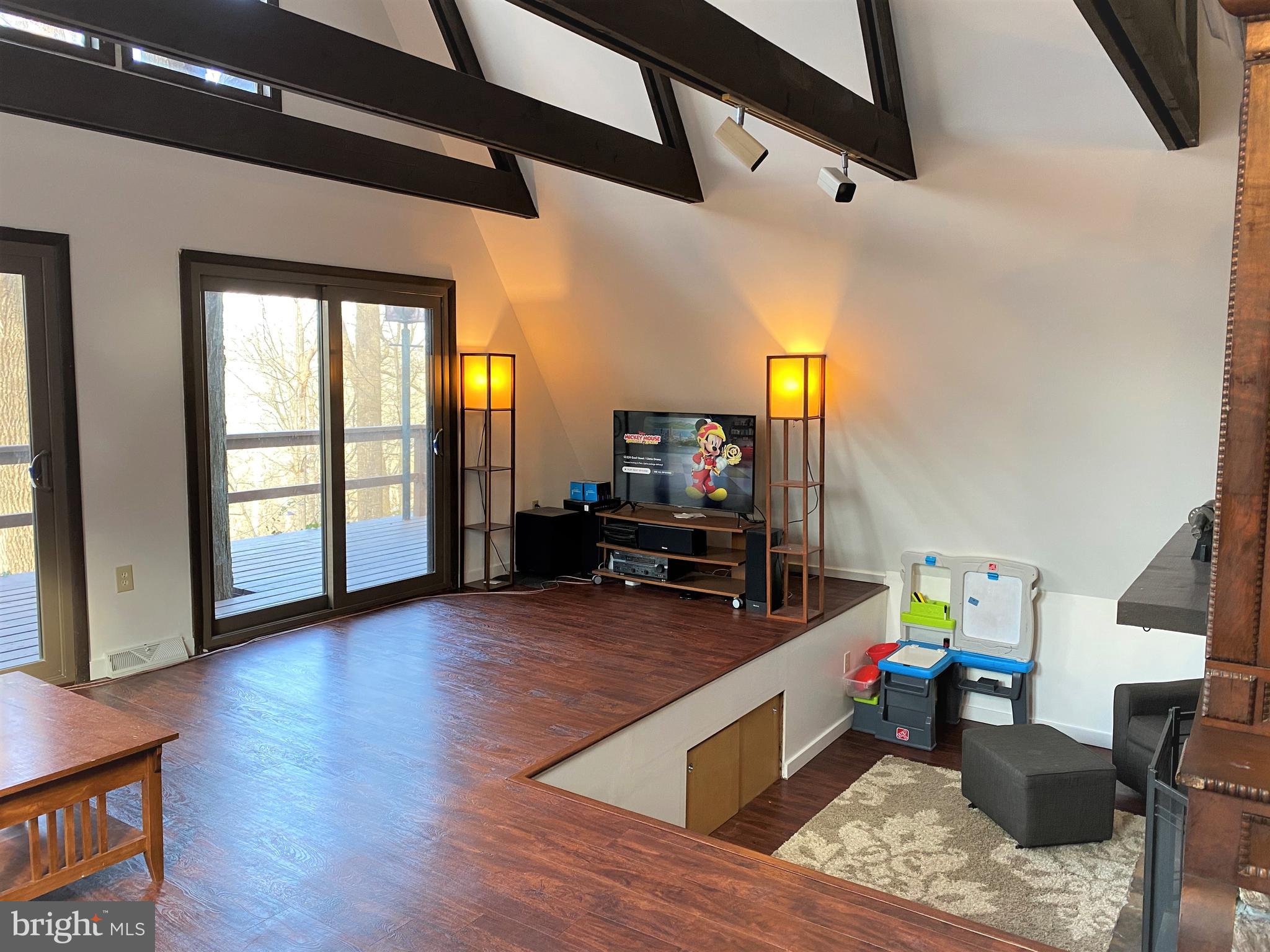 310 Mountain View Road Reading, PA 19607 - Photo 5 of 26 Living room/Family room