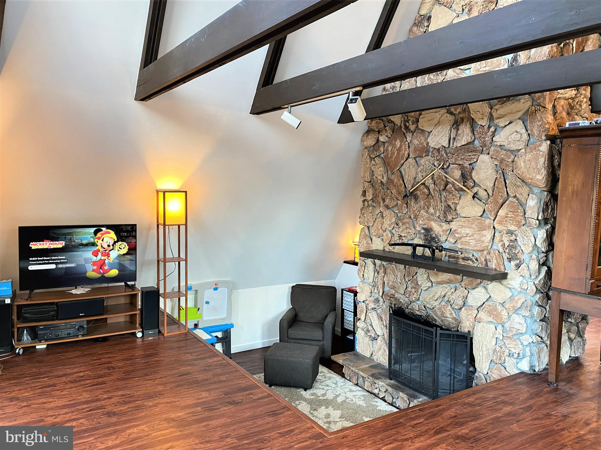 310 Mountain View Road Reading, PA 19607 - Photo 8 of 26 living room/family room