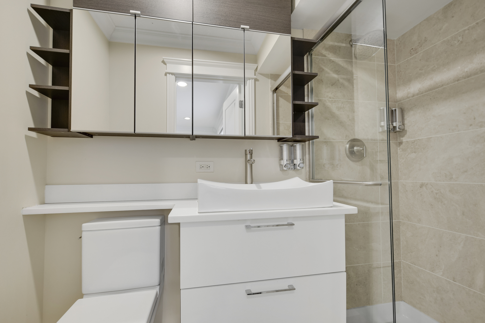 491 Old Surrey Road, Unit B Hinsdale, IL 60521 - Photo 19 of 29 a bathroom with a sink and a mirror