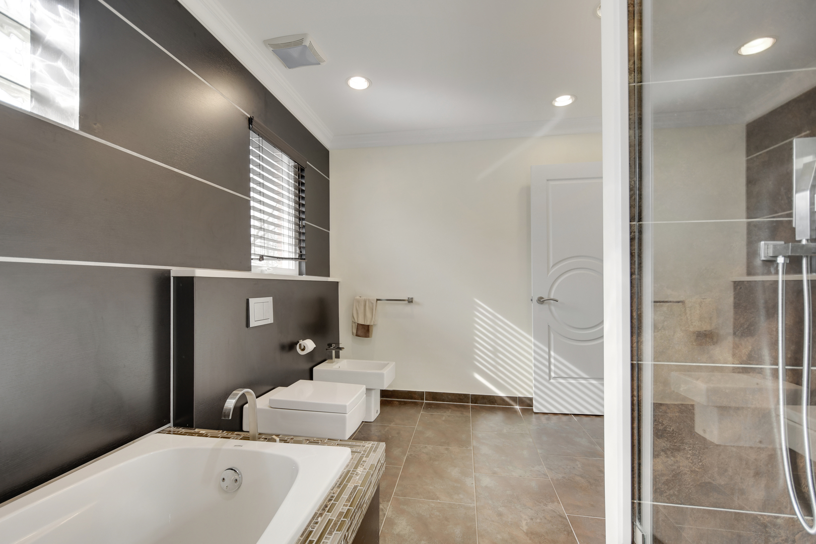 491 Old Surrey Road, Unit B Hinsdale, IL 60521 - Photo 23 of 29 a bathroom with a tub and a shower