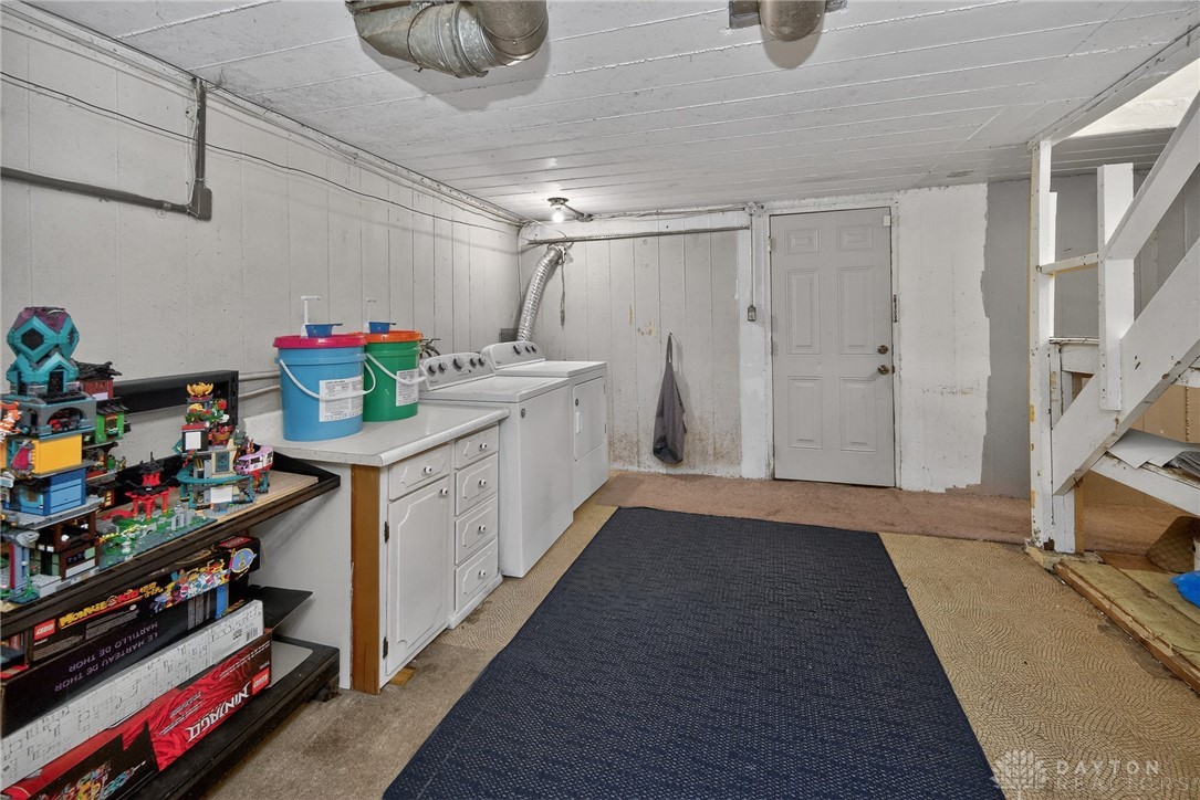 3301 Wildwood Road Middletown, OH 45042 - Photo 45 of 68 This functional utility room offers essential laundry facilities and convenient access.