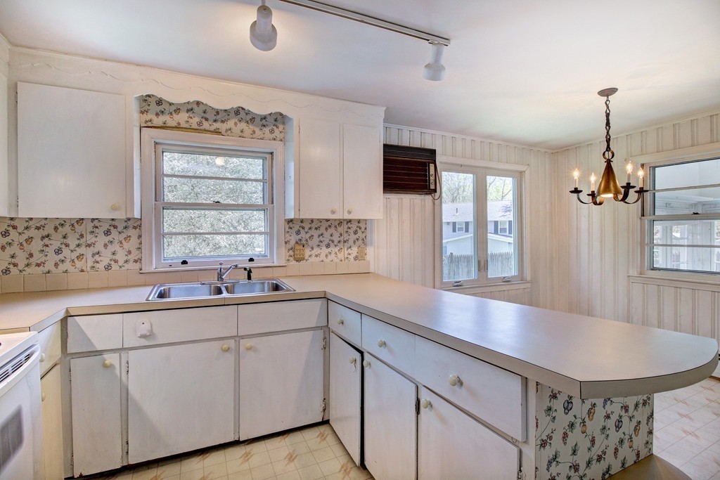 36 Karen Road Wakefield, MA 01880 - Photo 4 of 25 Gallery Image 4