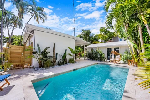 a view of a house with backyard and sitting area