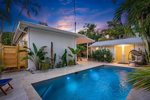 a view of outdoor space yard and porch