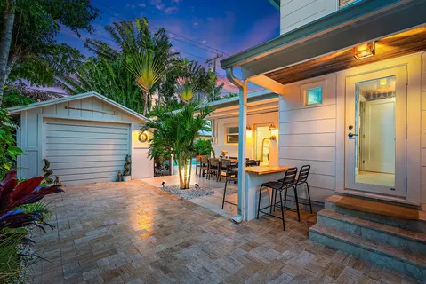 a view of a house with backyard and sitting area