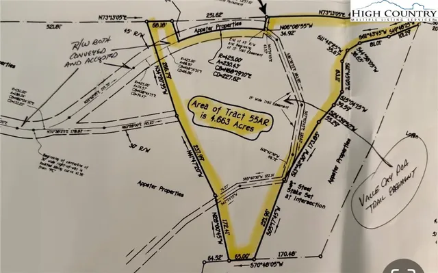 a view of a wall with a white and white wall