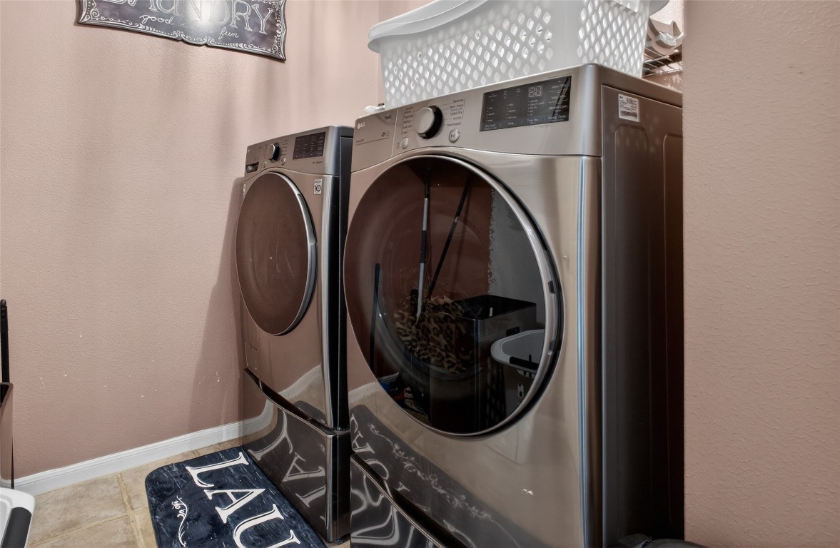 19115 Keyturn Lane Humble, TX 77346 - Photo 24 of 32 a utility room with dryer and washer