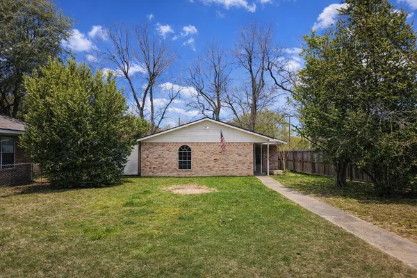 $2,060 | 418 Texas Street, Tomball, TX 77375