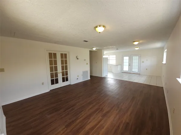 $2,060 | 418 Texas Street, Tomball, TX 77375