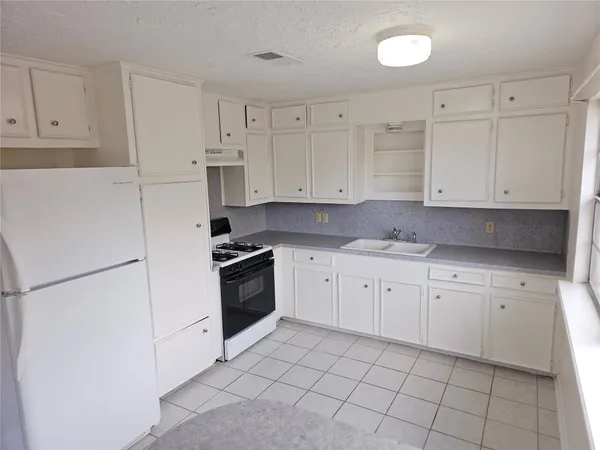 $2,060 | 418 Texas Street, Tomball, TX 77375