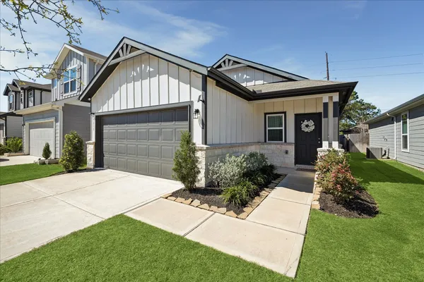 a front view of house with yard