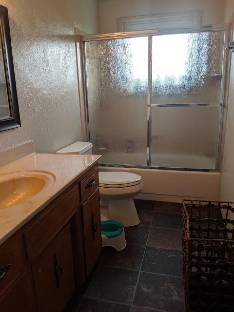 3805 Antelope Road White City, OR 97503 - Photo 15 of 23 Guest bathroom with tub and shower combo