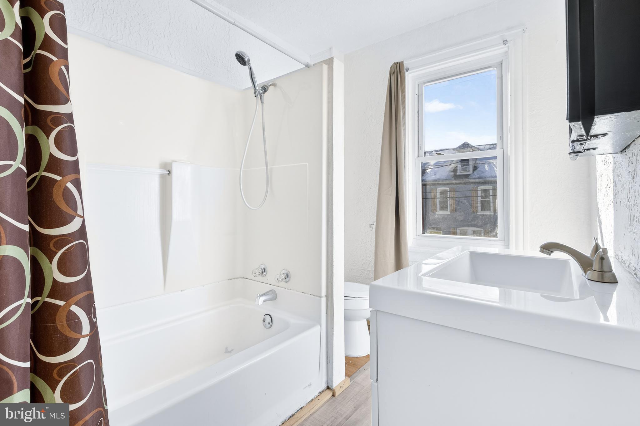 635 1st Street Lancaster, PA 17603 - Photo 19 of 32 a bathroom with a sink and a bathtub