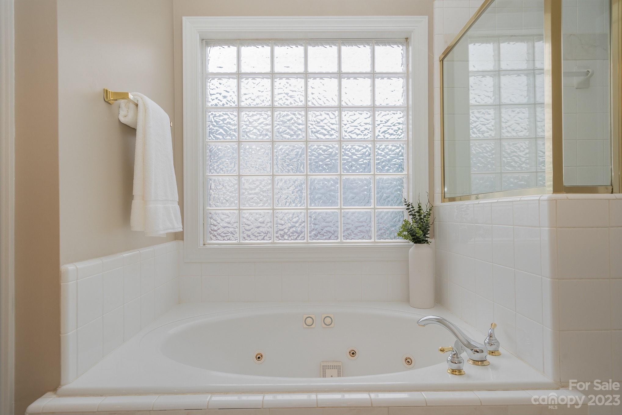 230 Sardis Pointe Road Matthews, NC 28105 - Photo 25 of 42 a bathroom with a bathtub