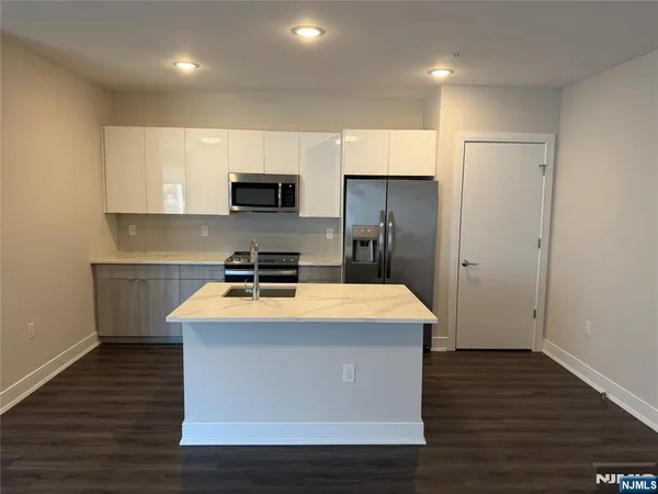 $3,195 | 470 Main Street, Unit 623, Fort Lee, NJ 07024