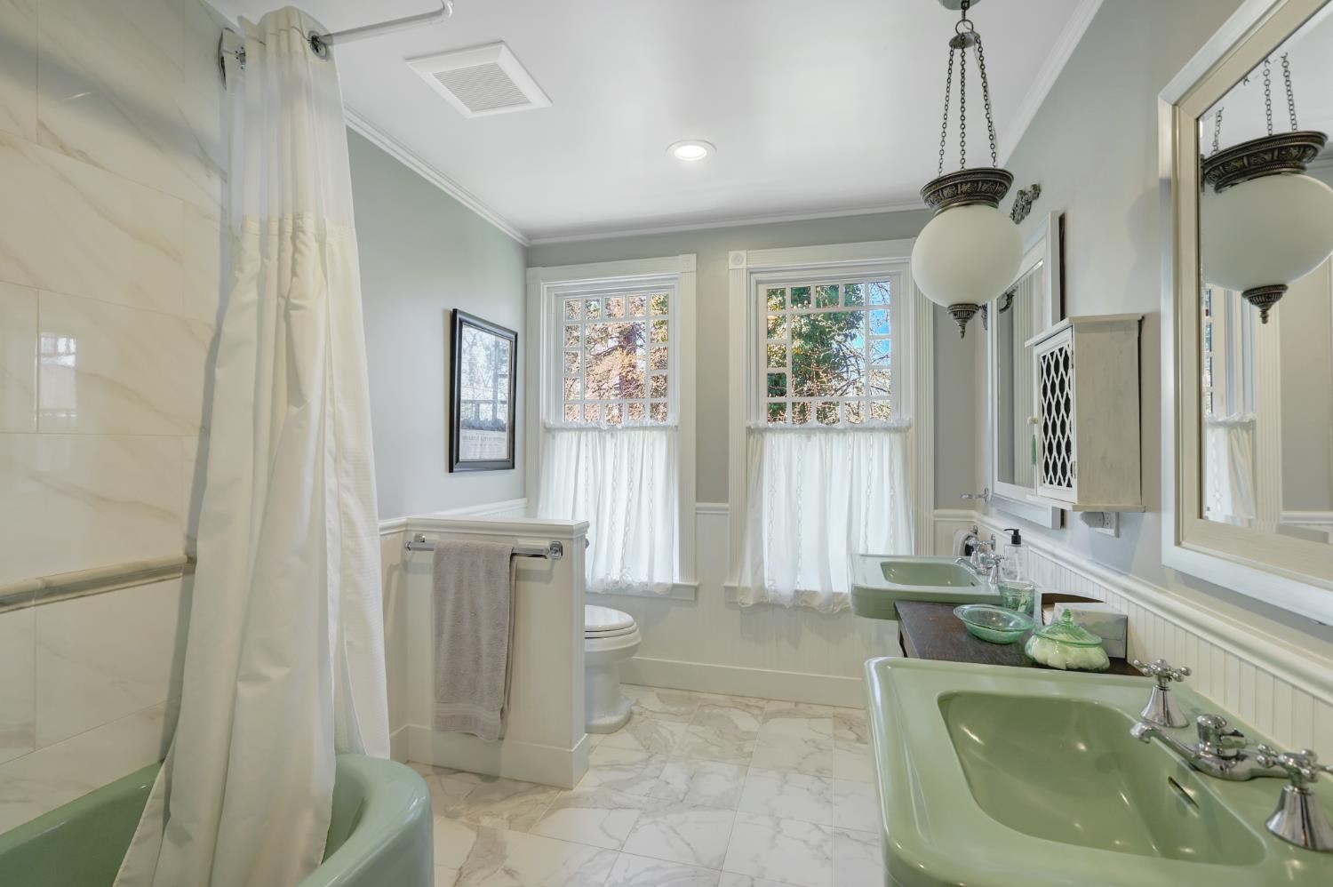 203 Prospect Street Nevada City, CA 95959 - Photo 59 of 95 Upstairs guest bath