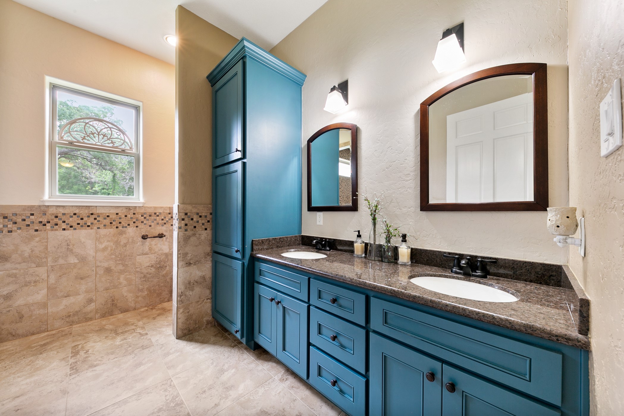 923 Y U Jones Road Richmond, TX 77469 - Photo 19 of 50 Second Primary -
En Suite Bathroom