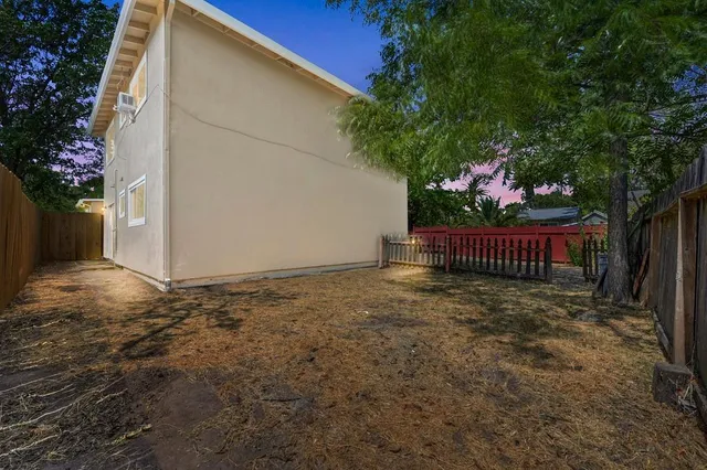 a view of a backyard