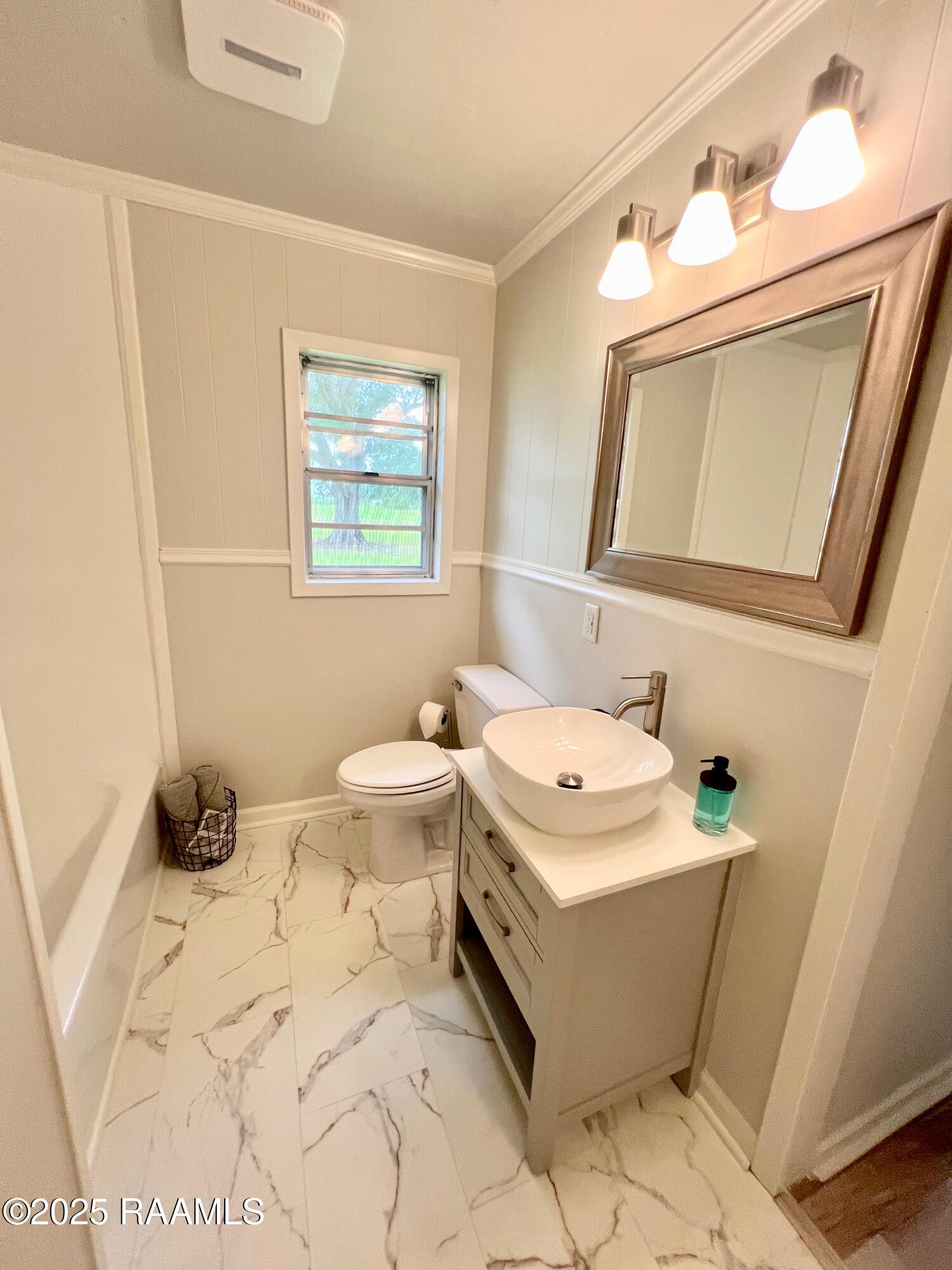 5501 Northside Road New Iberia, LA 70563 - Photo 36 of 49 primary bathroom