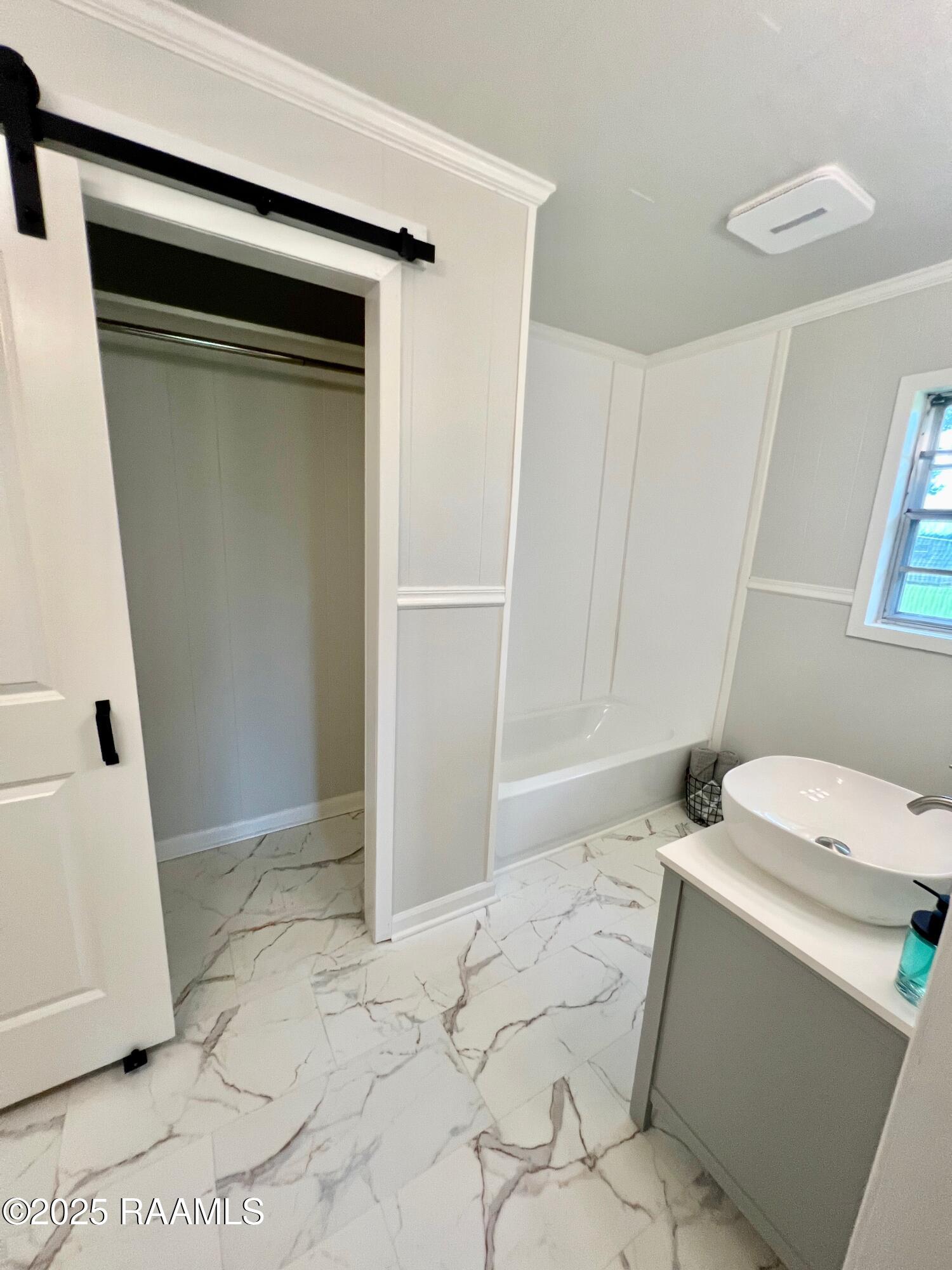 5501 Northside Road New Iberia, LA 70563 - Photo 38 of 49 primary bathroom