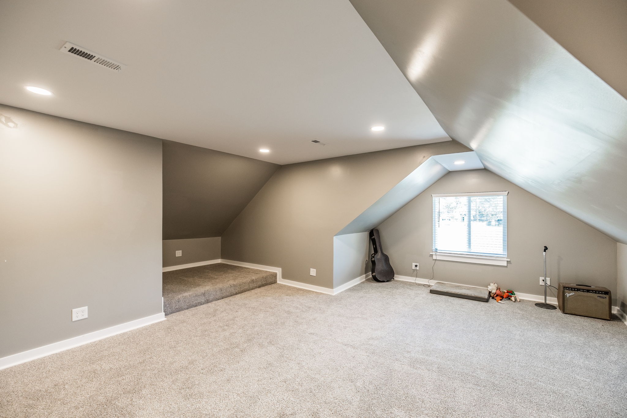721 New Deal Potts Road Cottontown, TN 37048 - Photo 44 of 73 an empty room with windows and pillars in it